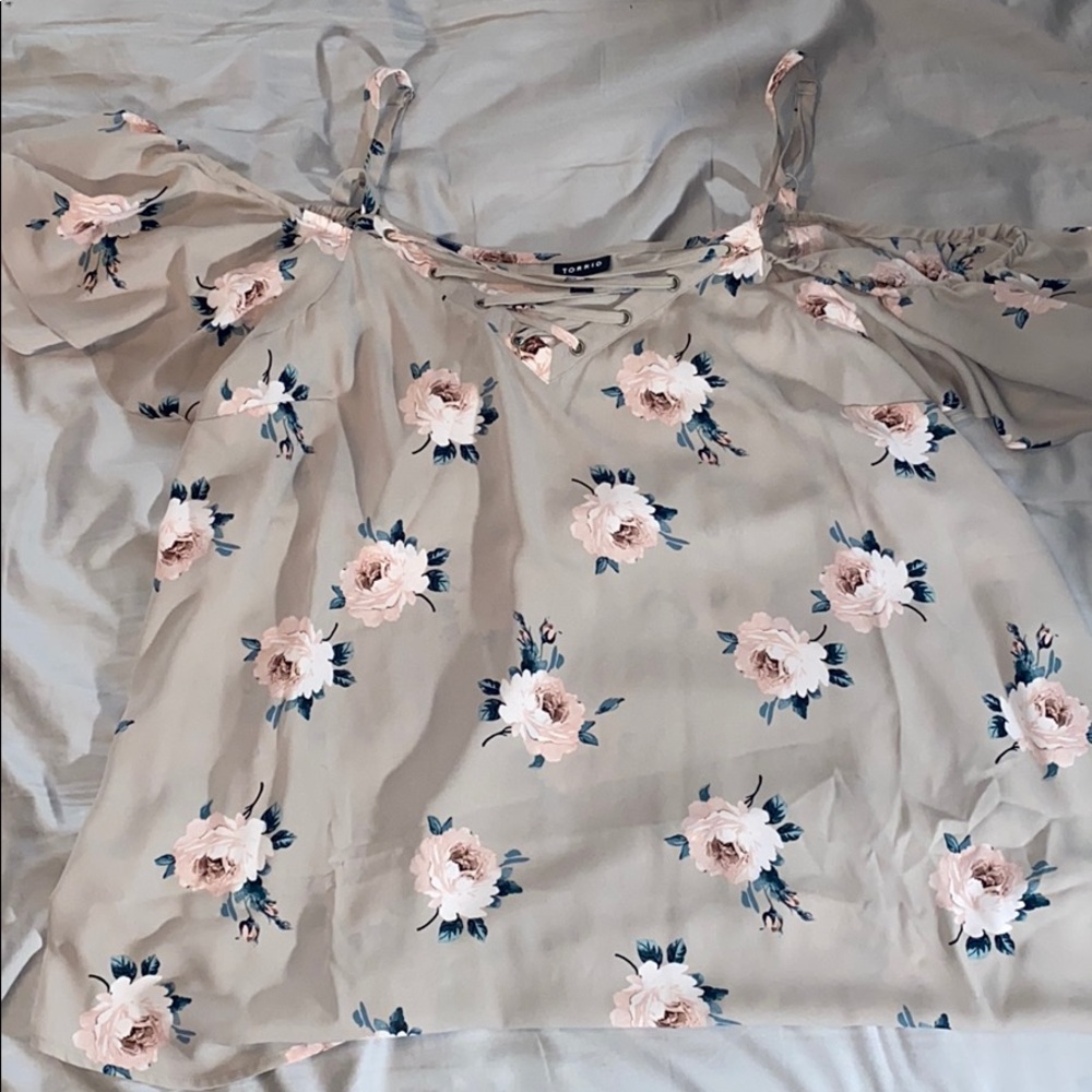 Off the Shoulder Torrid Flower blouse!
